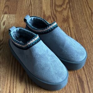 Mudd Stormy Gray Platform Clogs with Embroidered Trim Size 6.5